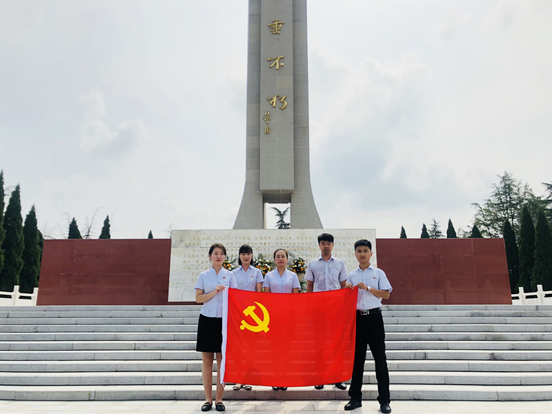 向英烈緻敬，銘記曆史，不忘初心